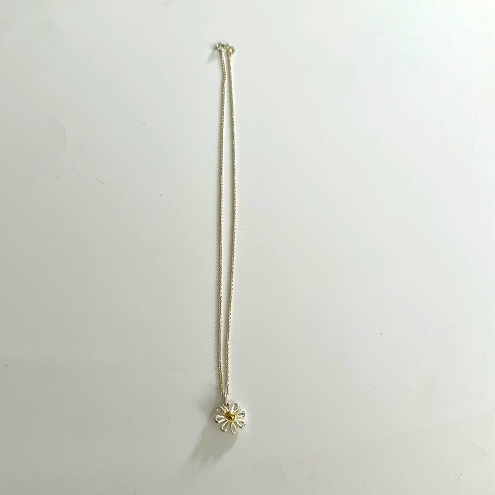 Silver daisy pendant necklace